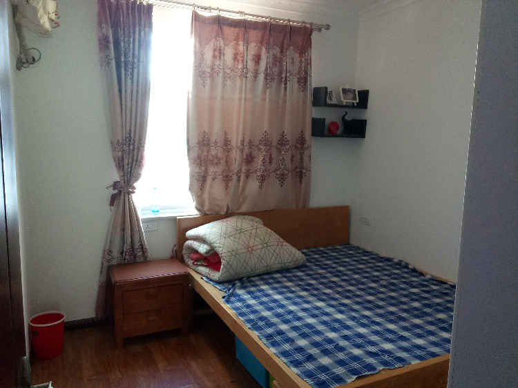 凤凰城园一房一厅可改两房新装修、红本在手、大阳台朝南户型方正