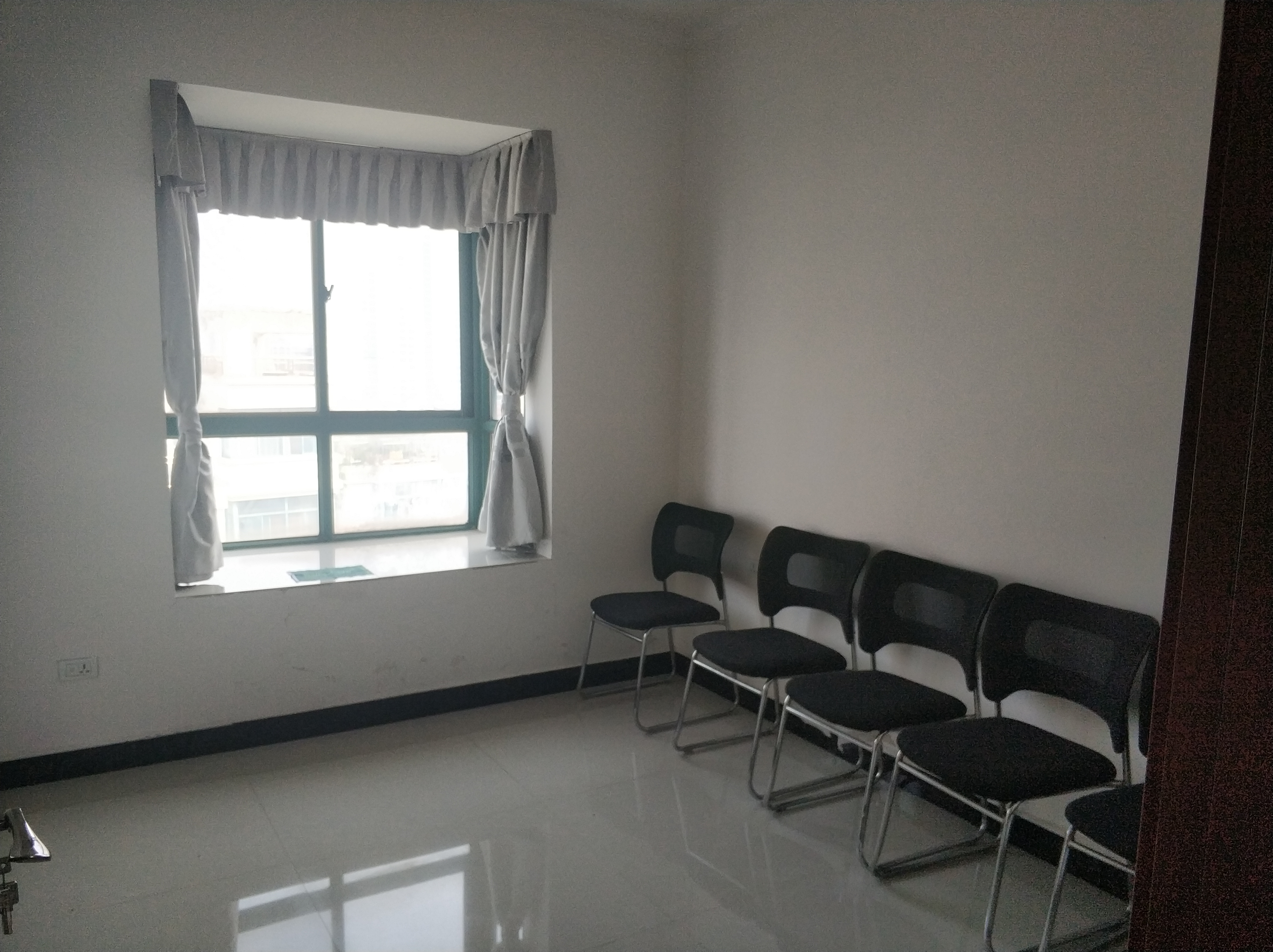 城市花园简装4房可办公可居住武商步行街旁出门就是商场饭后也可步行街散步城市 证件齐全可过户看房方便