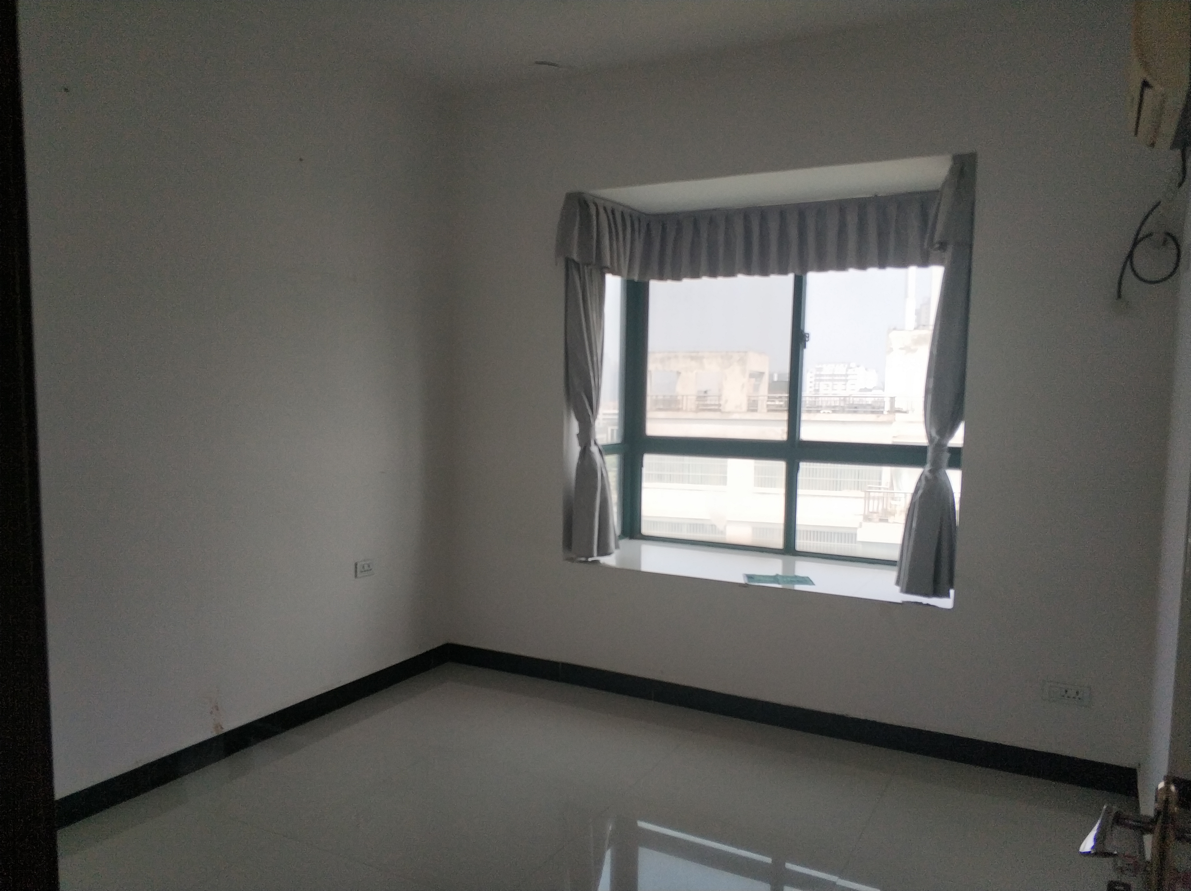 城市花园简装4房可办公可居住武商步行街旁出门就是商场饭后也可步行街散步城市 证件齐全可过户看房方便