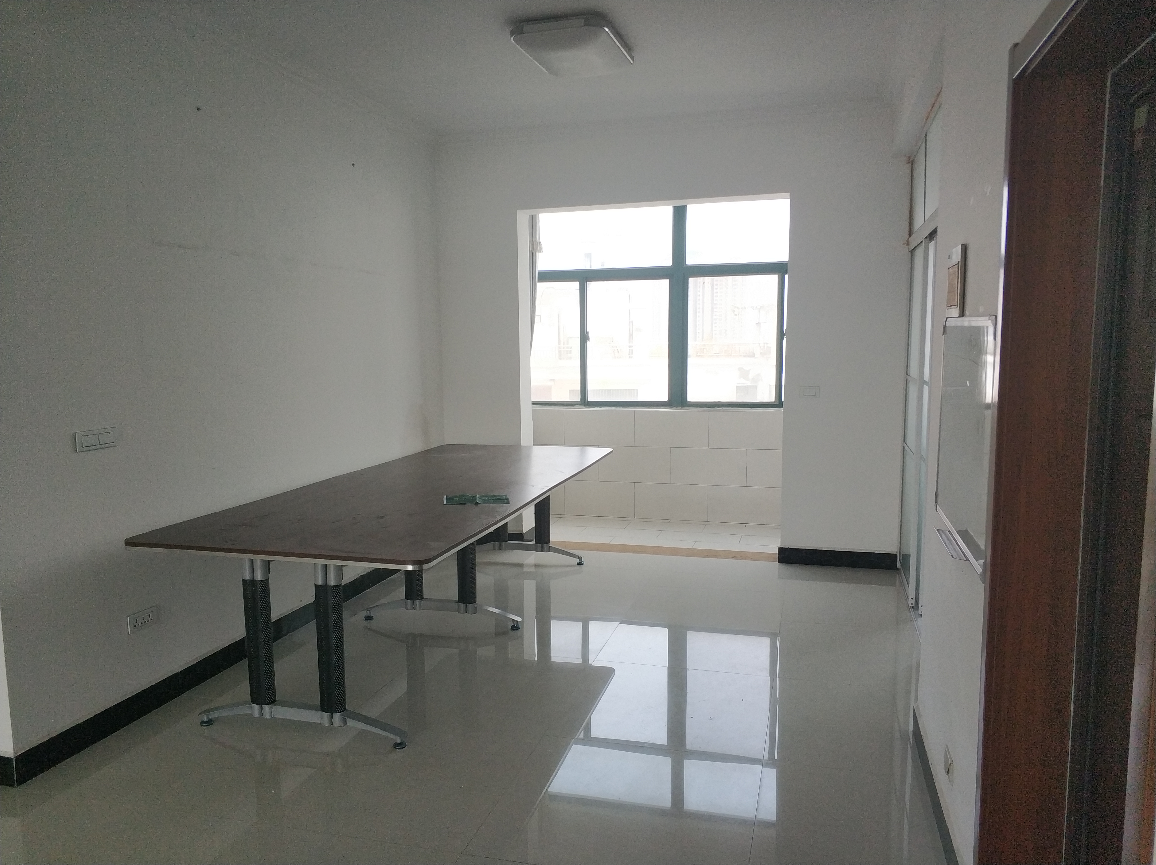 城市花园 简装4房 可办公可居住 武商 步行街旁 出门就是商场 饭后也可步行街散步 城市中 心 证件齐全 可过户 看房方便