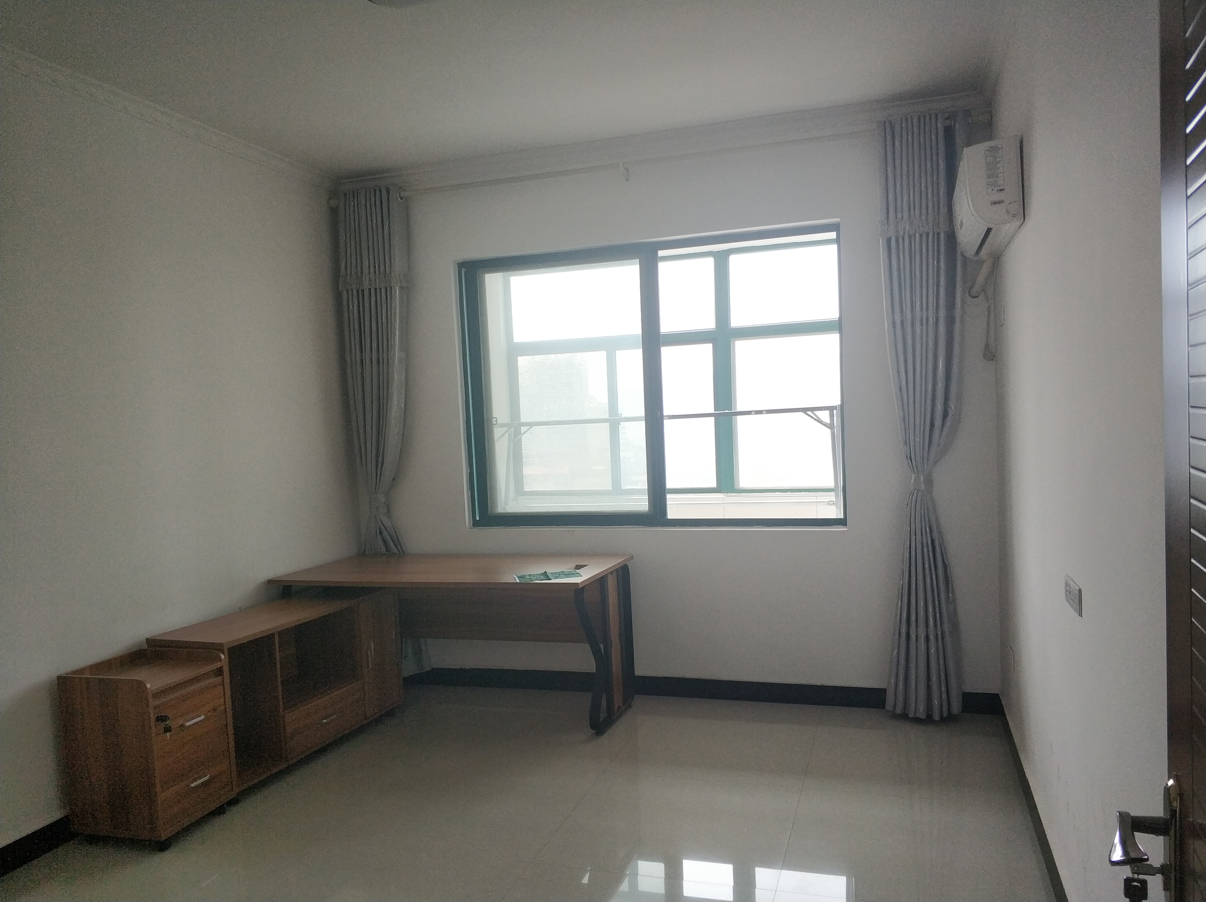 城市花园简装4房可办公可居住武商步行街旁出门就是商场饭后也可步行街散步城市 证件齐全可过户看房方便