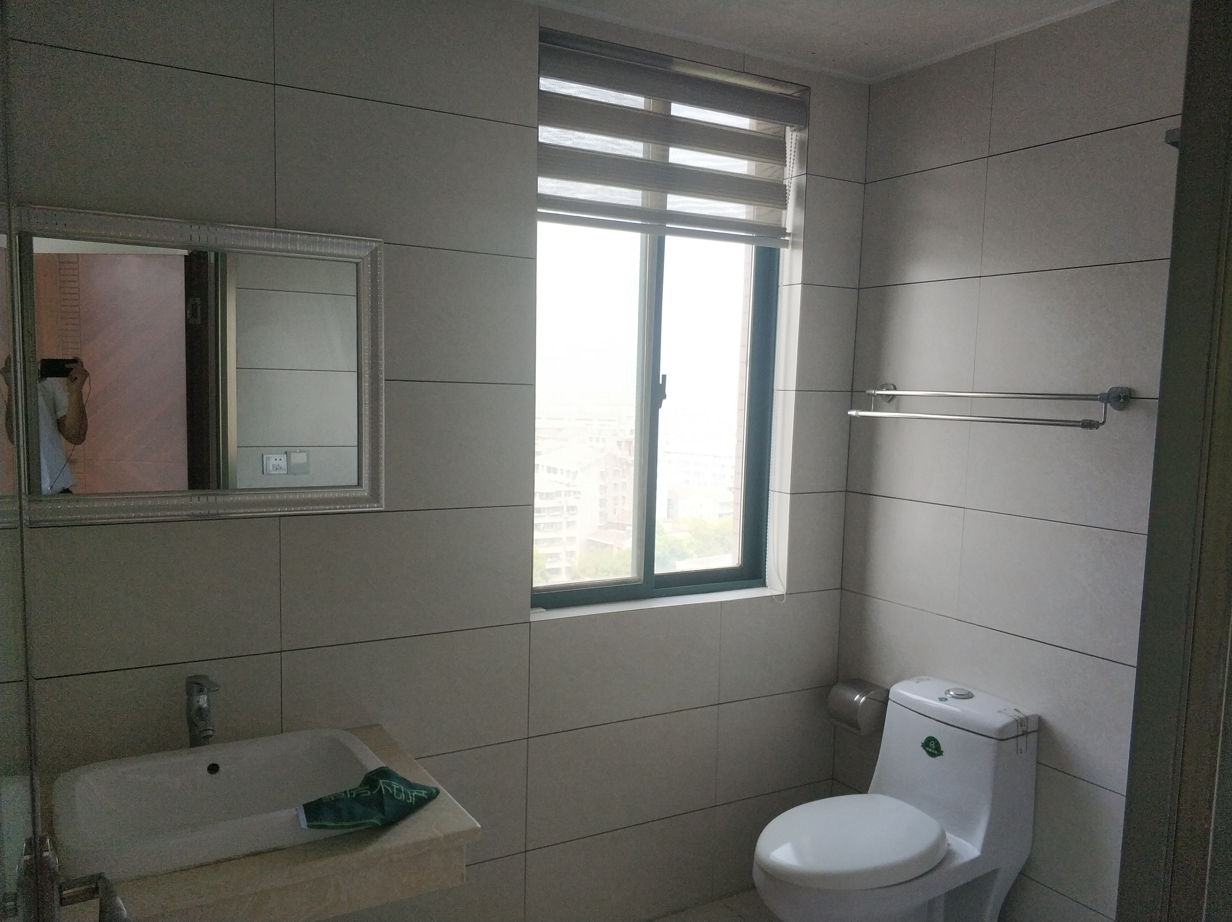 城市花园简装4房可办公可居住武商步行街旁出门就是商场饭后也可步行街散步城市 证件齐全可过户看房方便