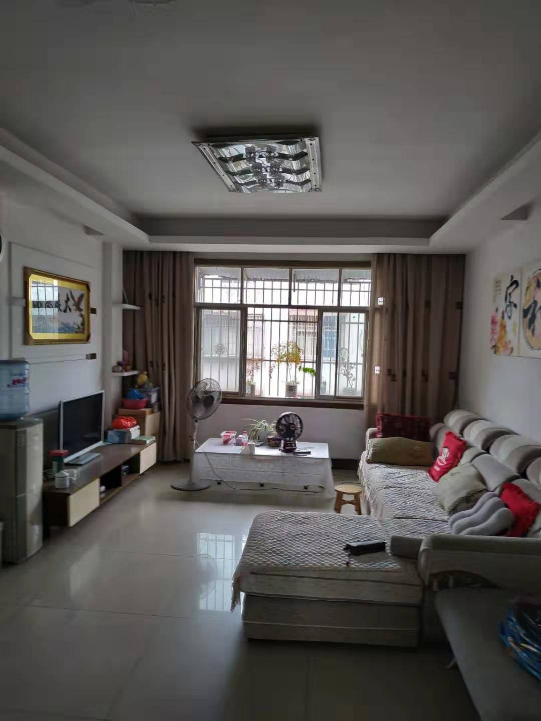 依仙下河而居，毗四中为邻