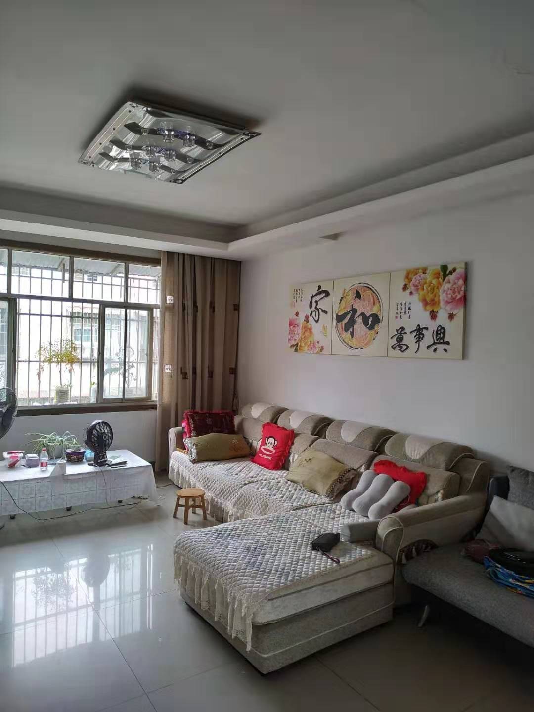 依仙下河而居，毗四中为邻