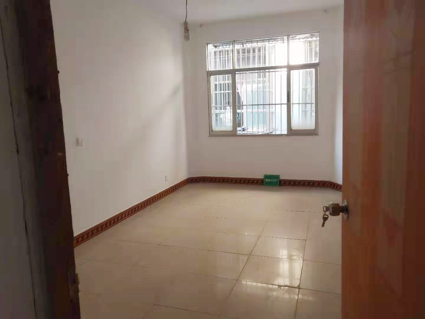 大新路 沔州 之间两干三层私房低价出售证件在手