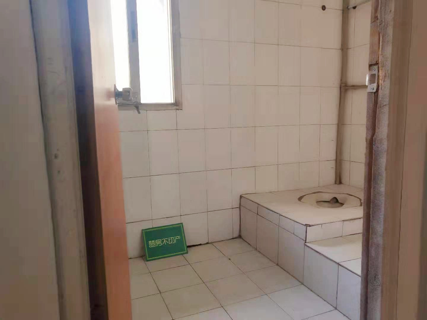 大新路 沔州 之间两干三层私房低价出售证件在手