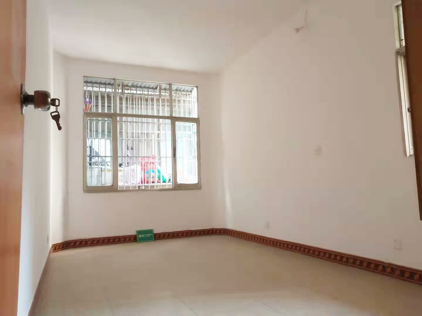 大新路 沔州 之间两干三层私房低价出售证件在手