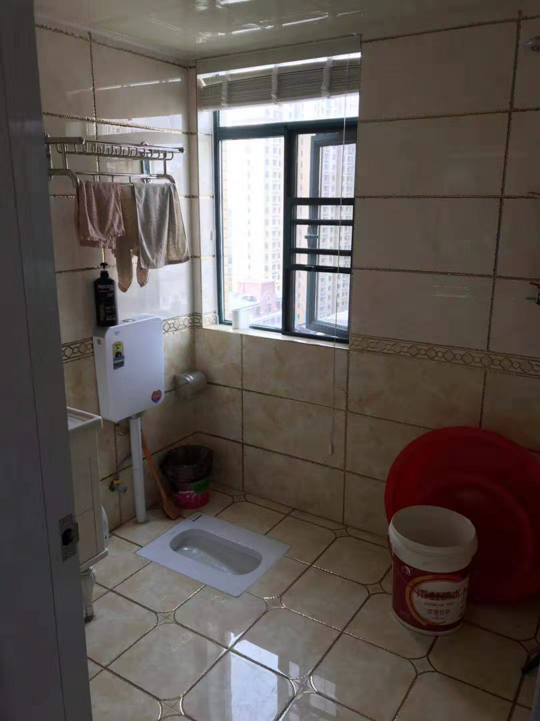 城南新城一号新街，精装房，地理位置优，.大三房，优价出