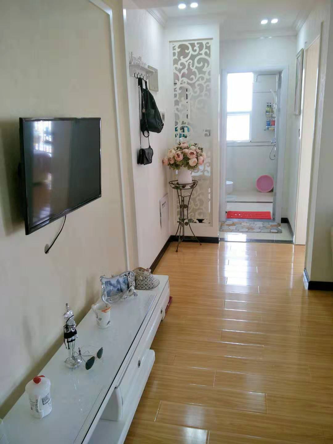 商城旁好房源，上班，出行都方便，精装房，拎包入住，