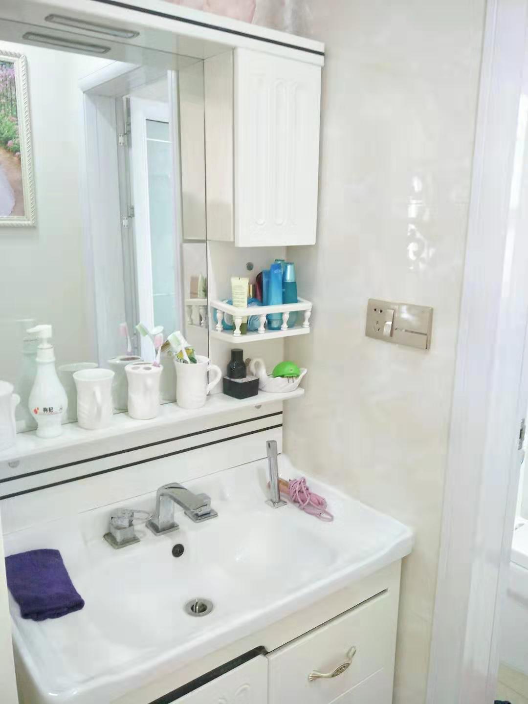 商城旁好房源，上班，出行都方便，精装房，拎包入住，