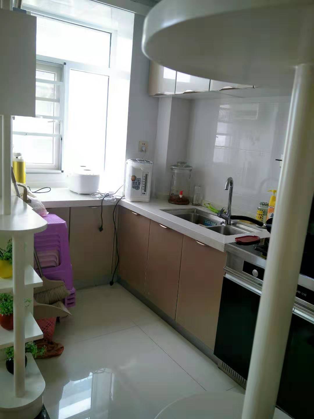 商城旁好房源，上班，出行都方便，精装房，拎包入住，