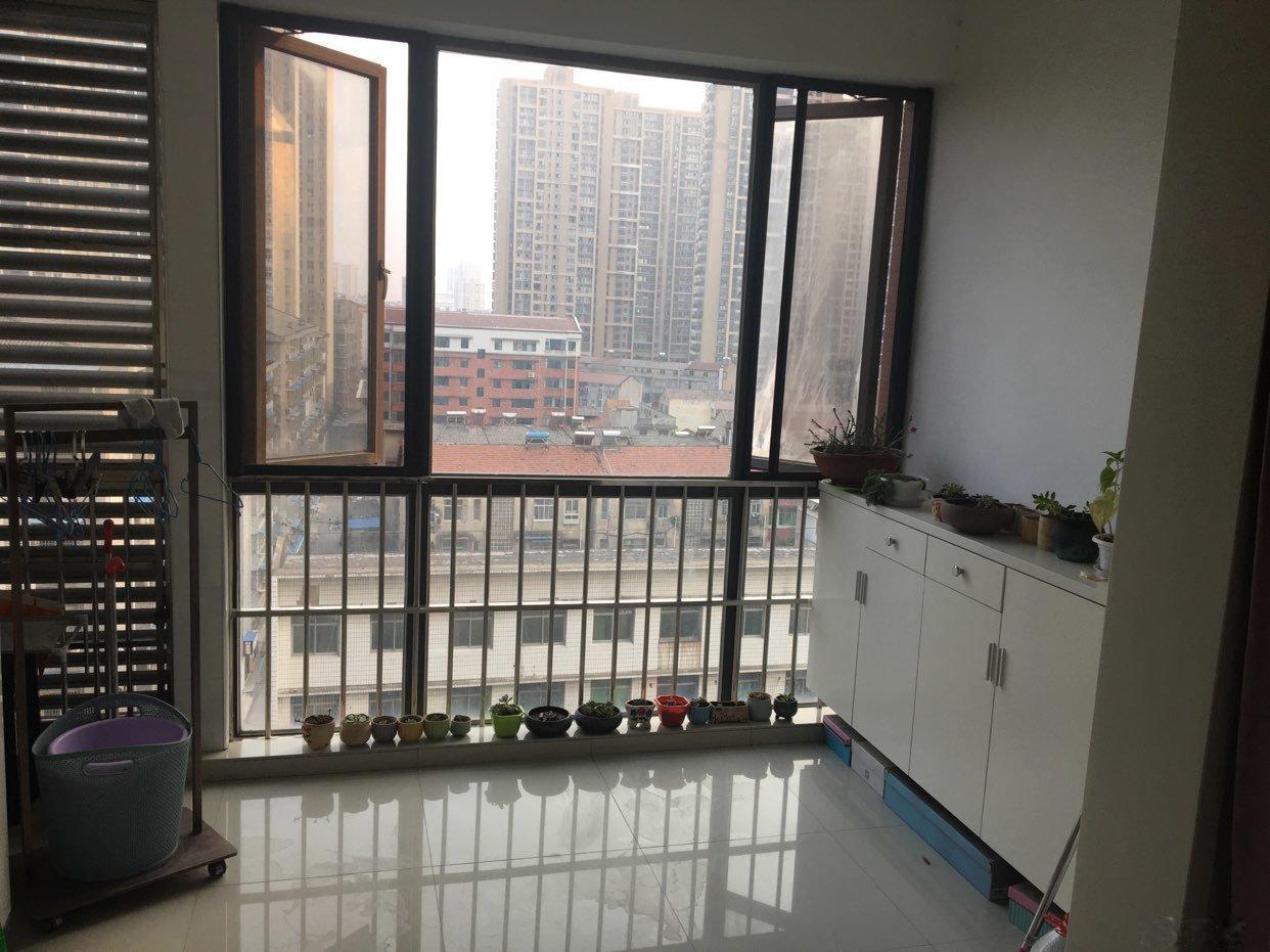 商城旁，临街，学校，医院，三大优势简装房优价出，预购从速