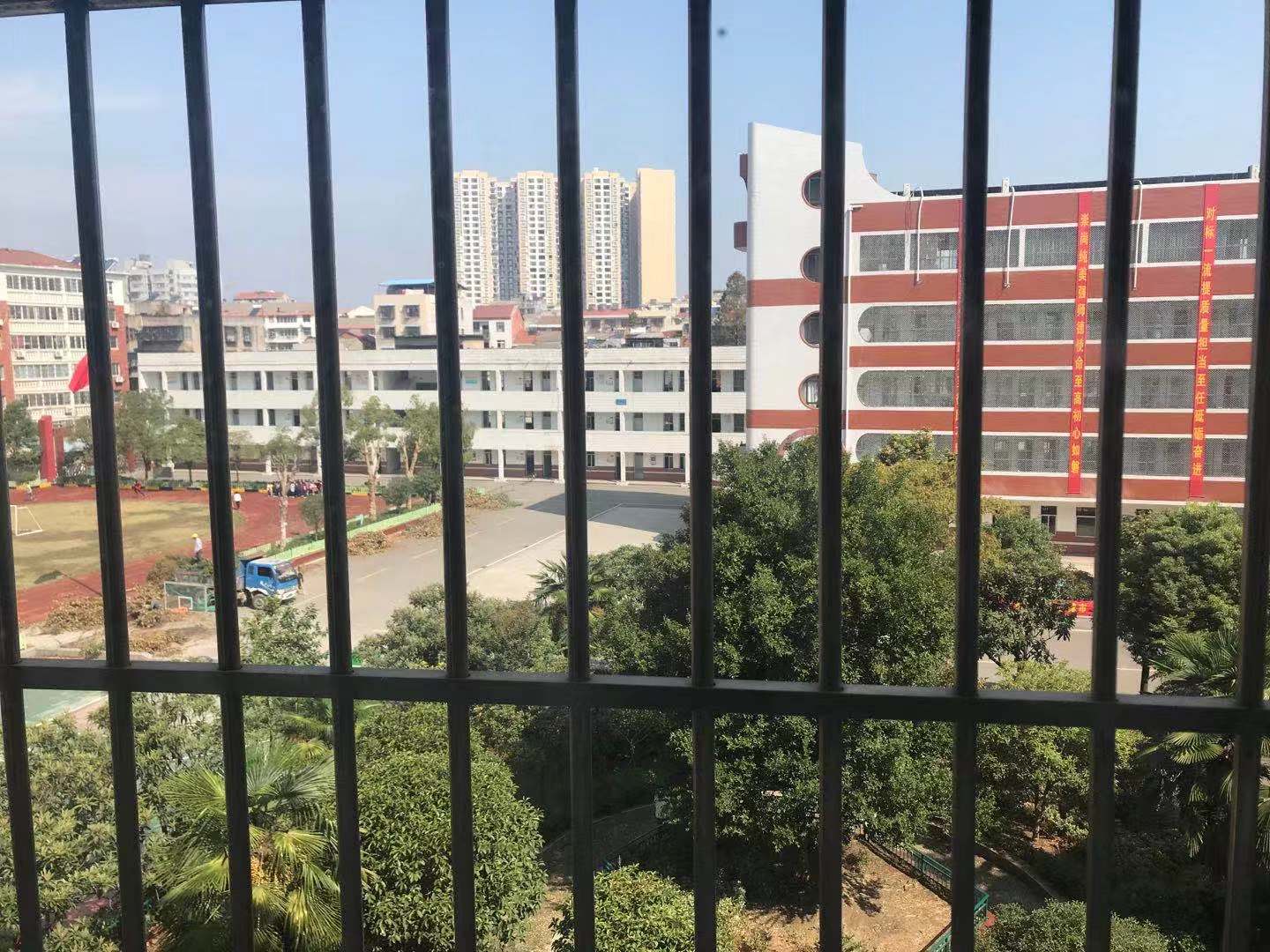 大新路房人民商场宿舍南北通透采光好周边各商场出行方便