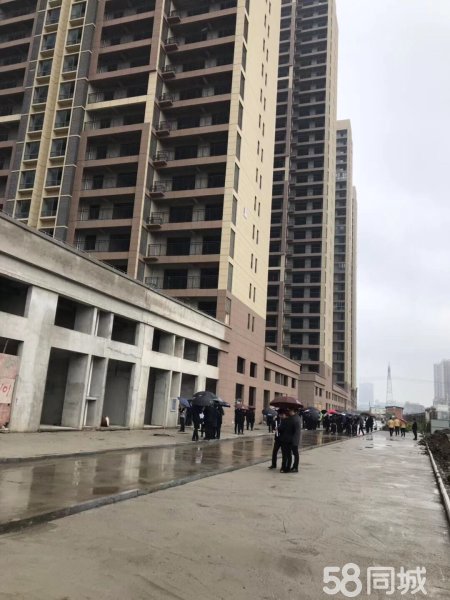 元泰未来城商铺，层高7.1米，可隔两层，周边电影城，超市，娱乐场所，应有尽有