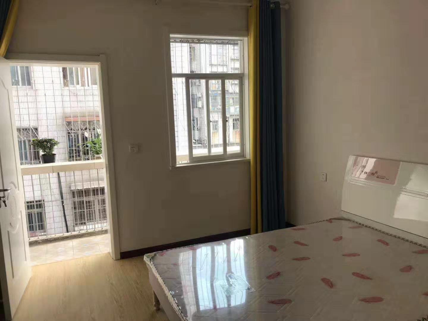 步行街旁边新装修三房一天未住证在手看中就过户