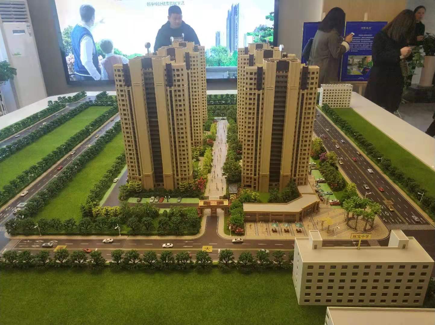 城西富迪三友旁 2-3成首付 均价5400 前200名买房送车位 12年无优教育