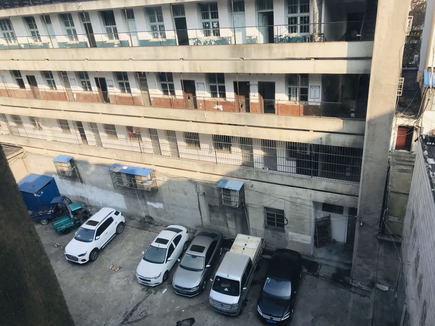 交通路菜场对面 建行宿舍有院子可停车  生活出行方便，读书很近！