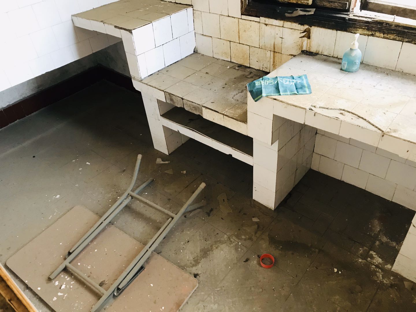 交通路菜场对面建行宿舍有院子可停车生活出行方便，读书很近！