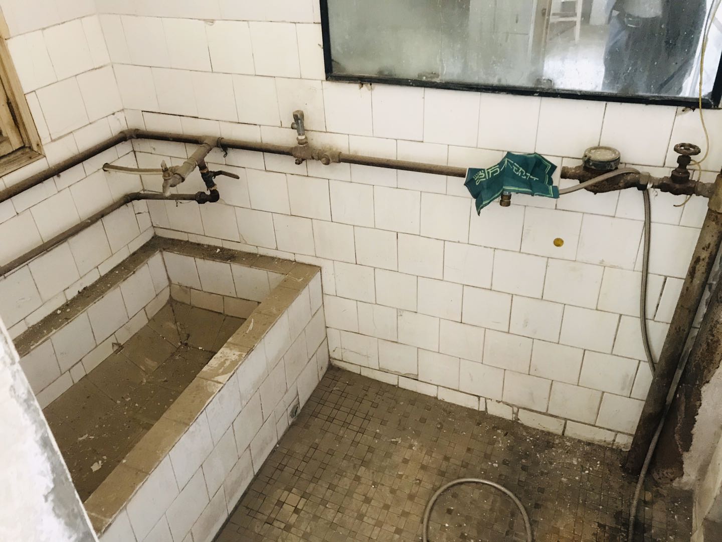 交通路菜场对面建行宿舍有院子可停车生活出行方便，读书很近！