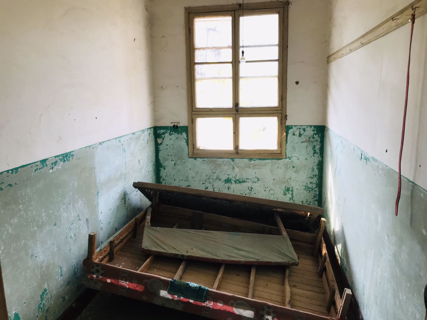 交通路菜场对面建行宿舍有院子可停车生活出行方便，读书很近！