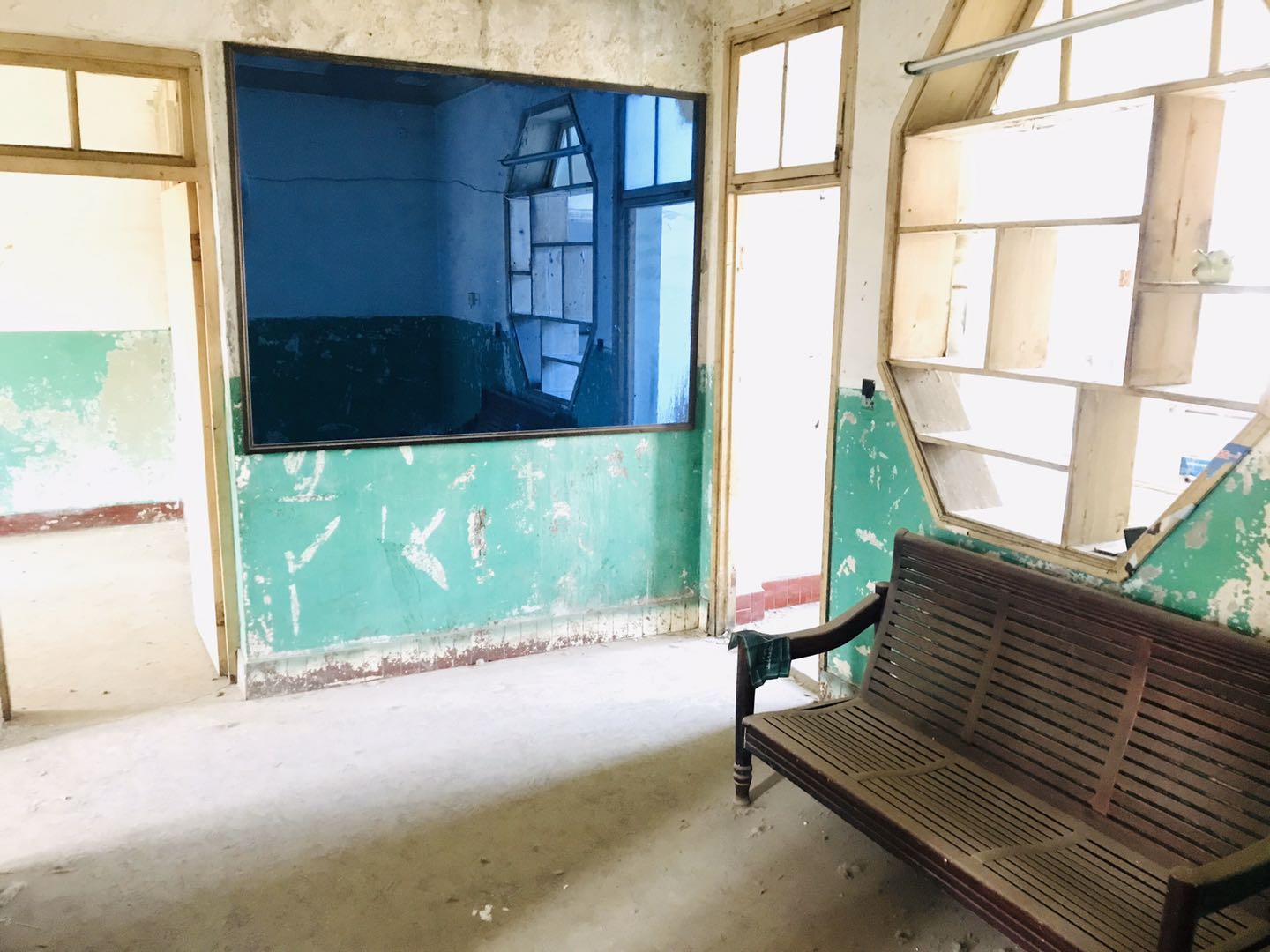 交通路菜场对面建行宿舍有院子可停车生活出行方便，读书很近！