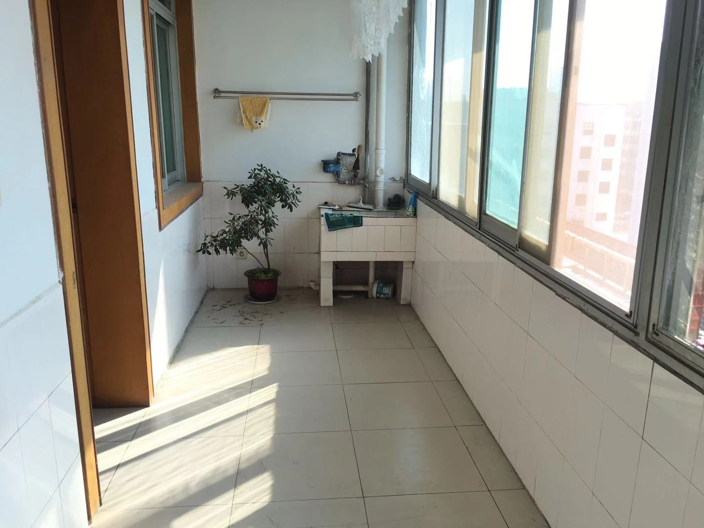 沔州 老八中宿舍 就在旁边