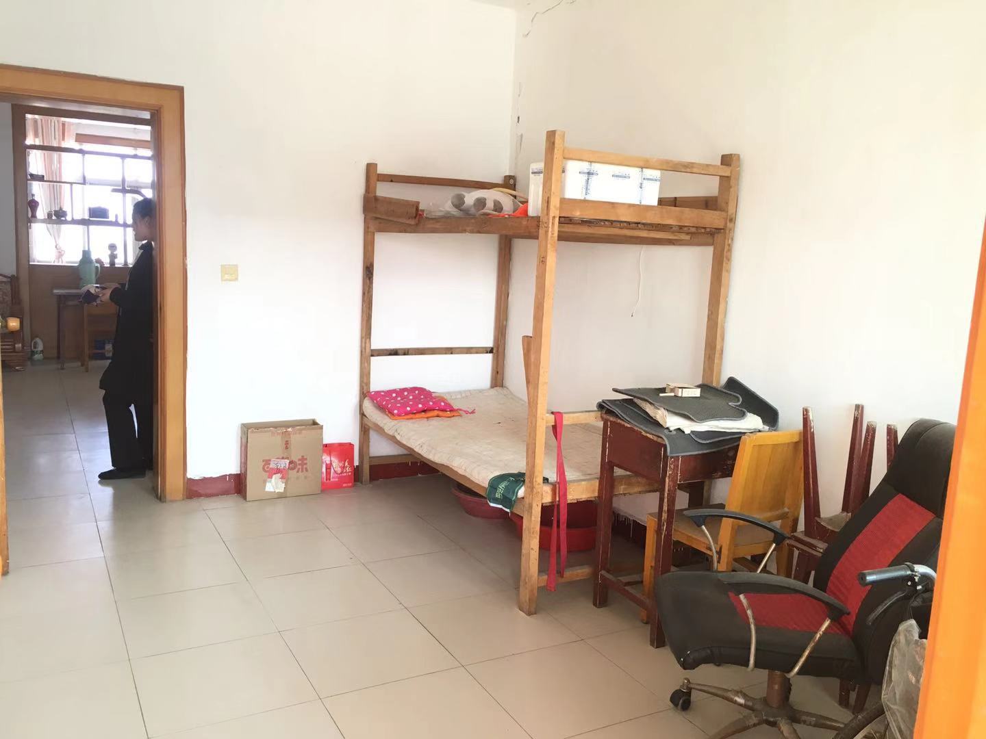 沔州 老八中宿舍 就在旁边