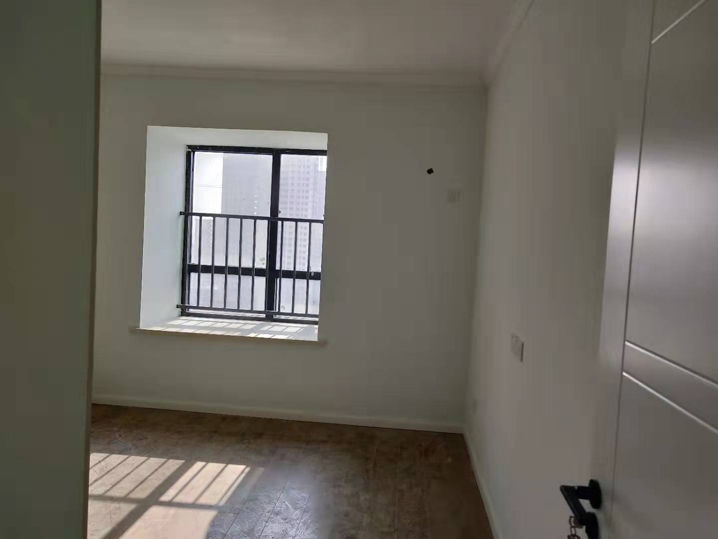 现代森林国际城刚装好新房一天未住82万售