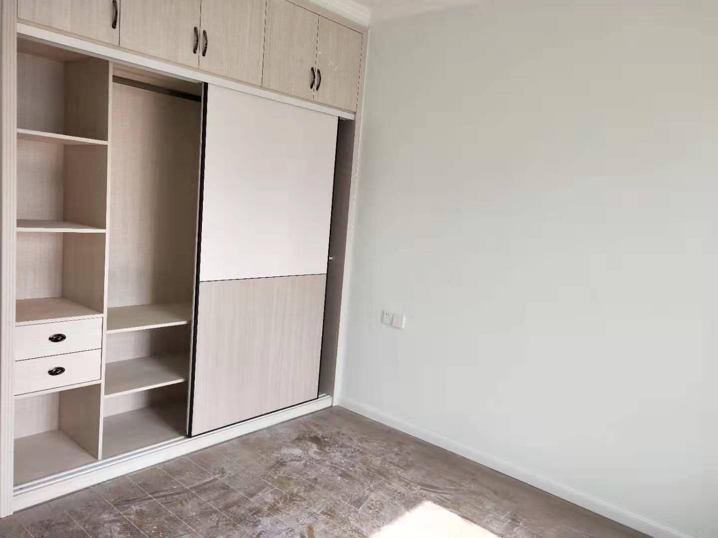 现代森林国际城刚装好新房一天未住82万售