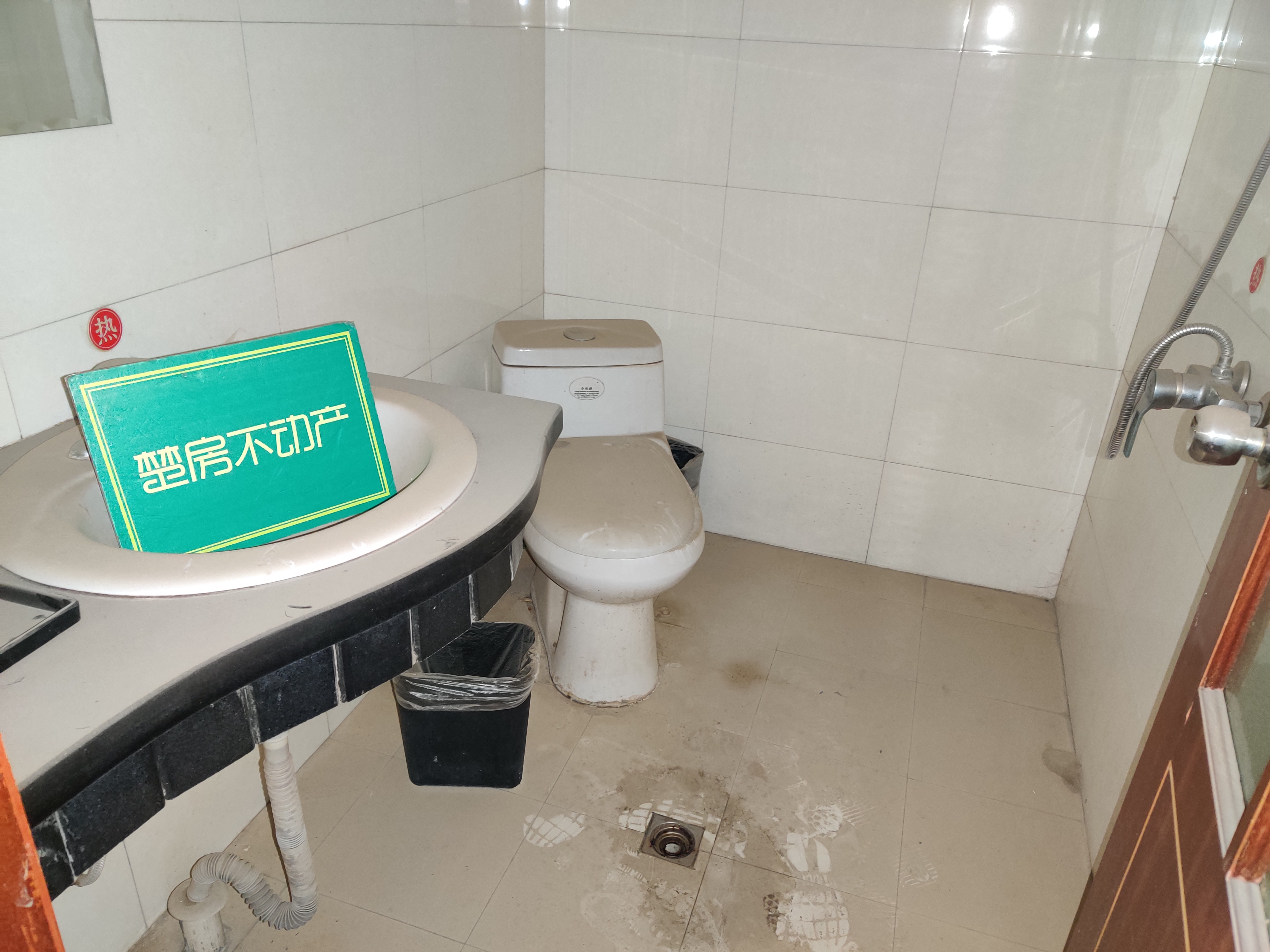 豪泰家园宏达路离沃尔玛百步之遥生活很方便