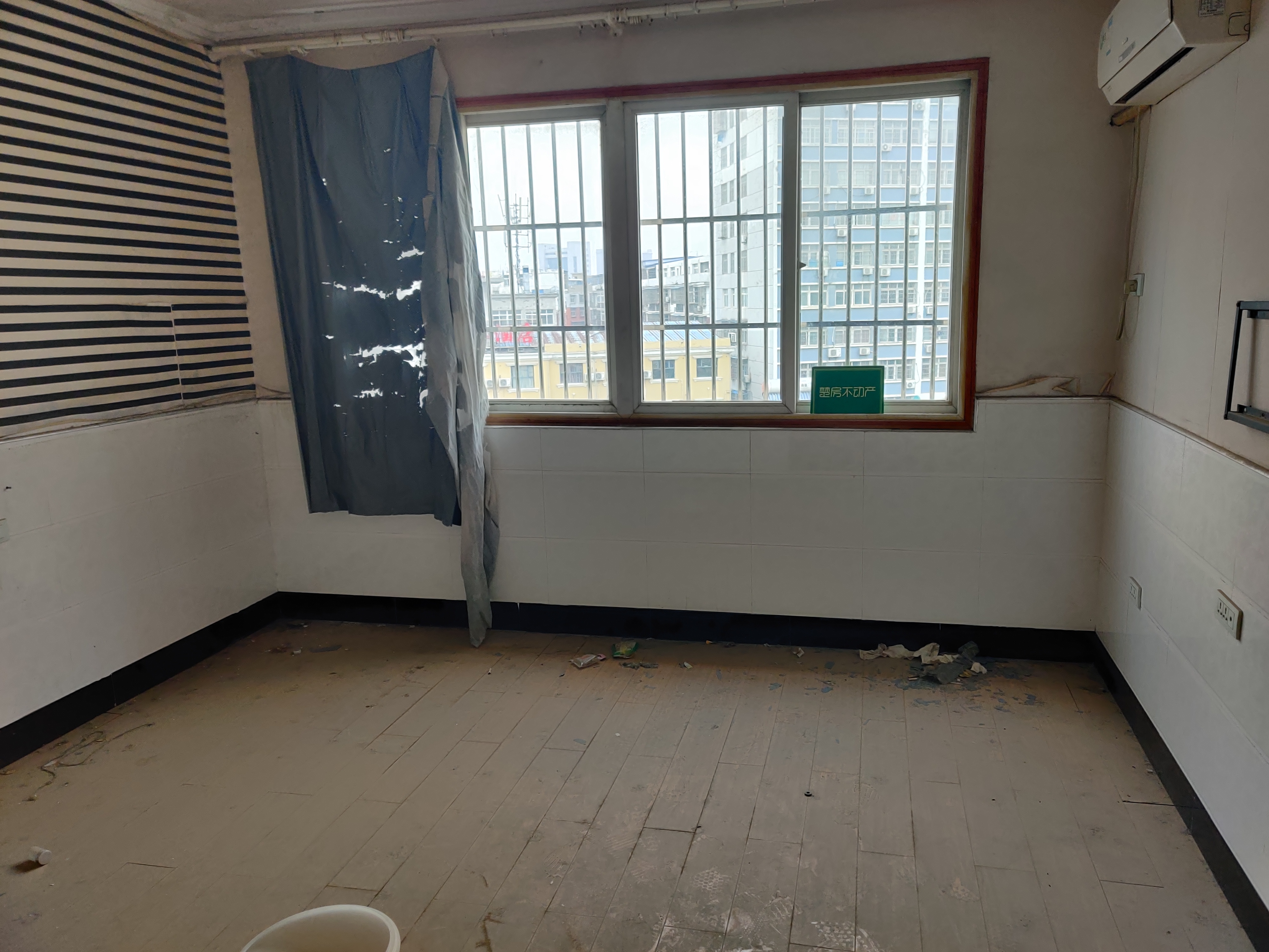 豪泰家园宏达路离沃尔玛百步之遥生活很方便