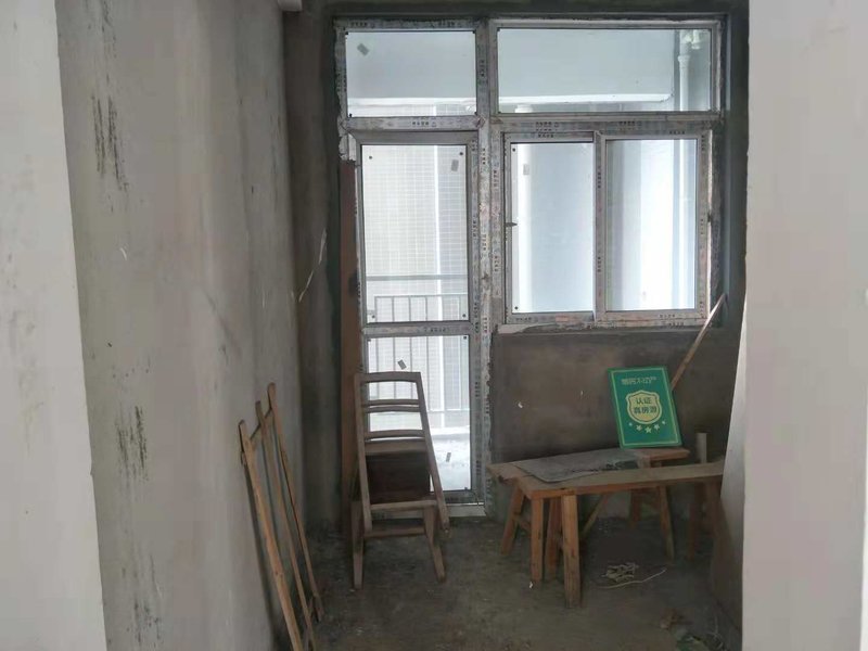 城西世纪雅园四室两厅两卫毛坯诚意出售证满2年随心装修单价合适