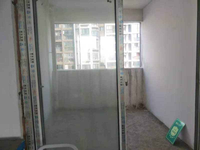 城西世纪雅园四室两厅两卫毛坯诚意出售证满2年随心装修单价合适