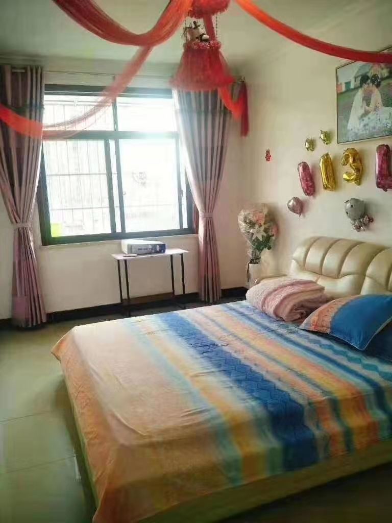 银鑫小区130平精装大三房36万