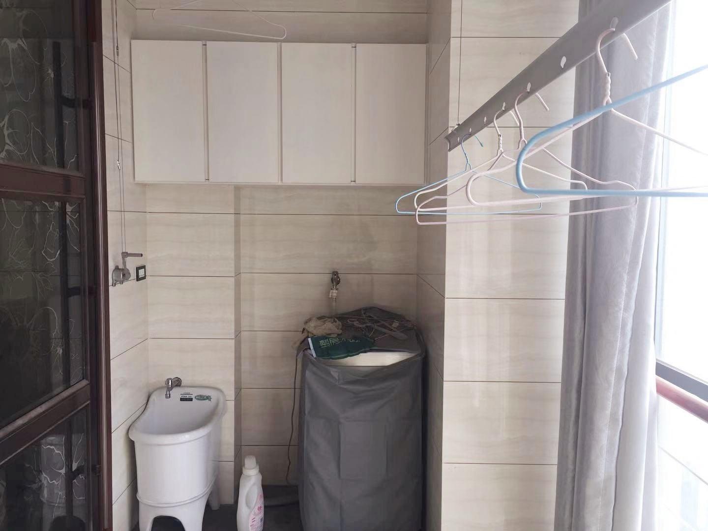 商城附近三医院旁阳光一品电梯中层 装修大三室非常大气的房子