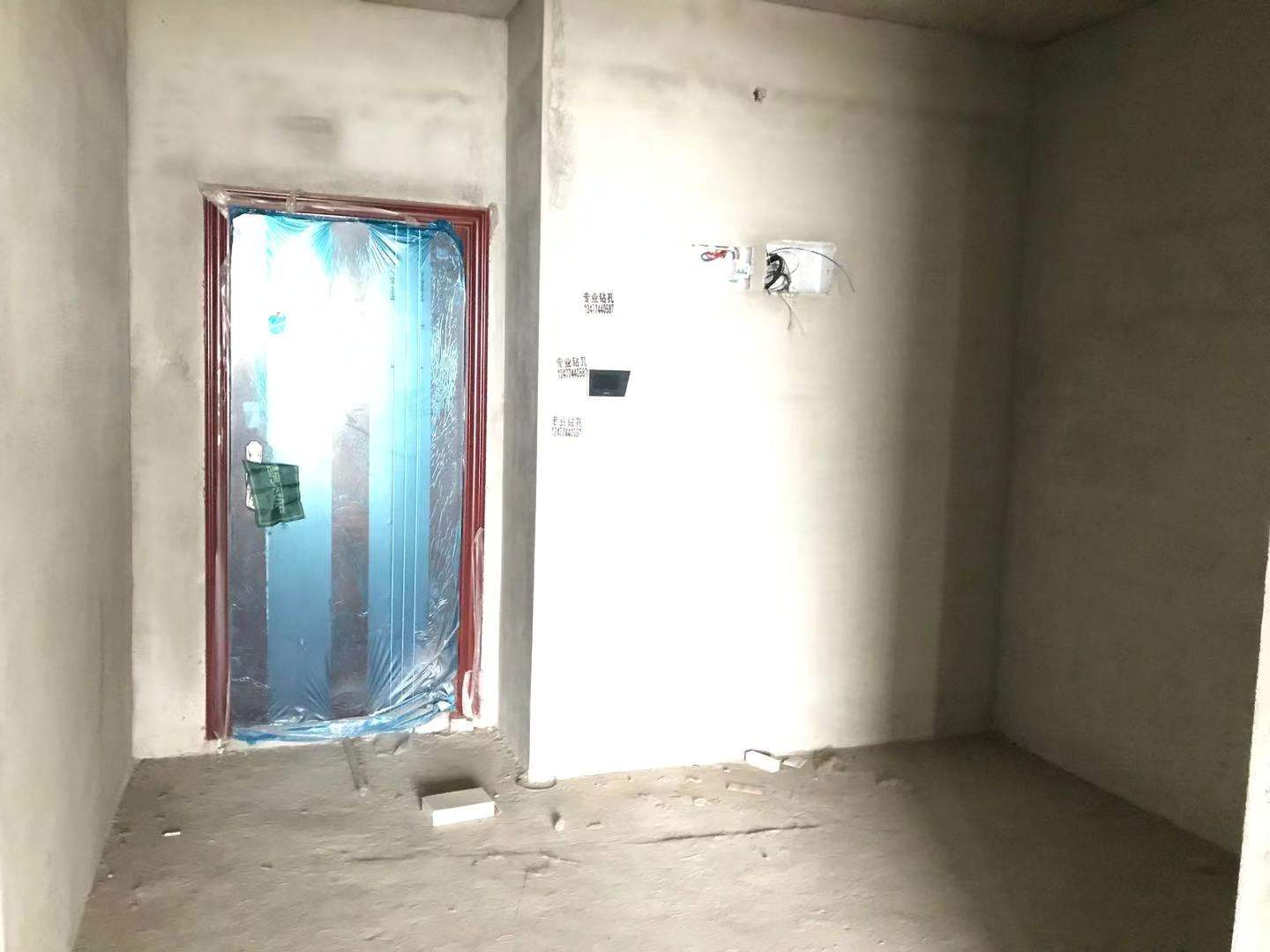 城西时代天骄毛坯小三房中间楼层业主诚意出售