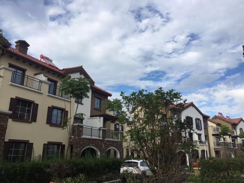 太子湖附近新区花园联排别墅