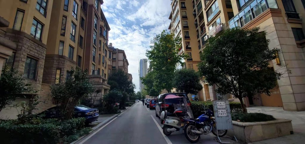 绿地华庭香格里拉别墅区环境好空气好南北通透毛坯大3房