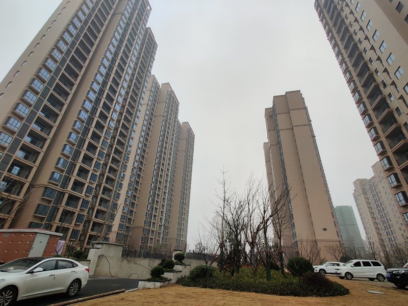 时代天骄三成 付城西大盘毛坯三房中证件齐全低价诚意出售