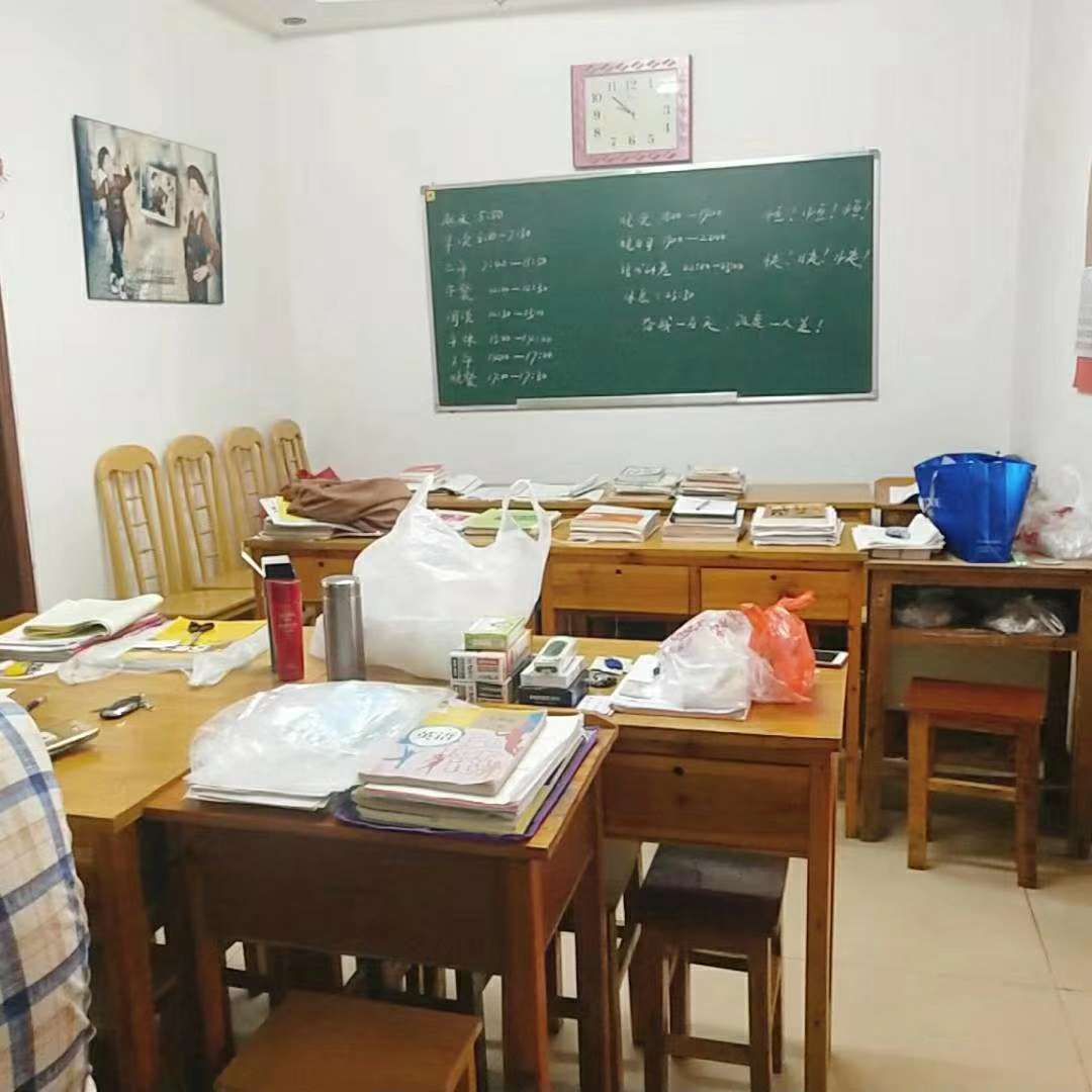 商城旁边步梯中层2房优价24万可过户