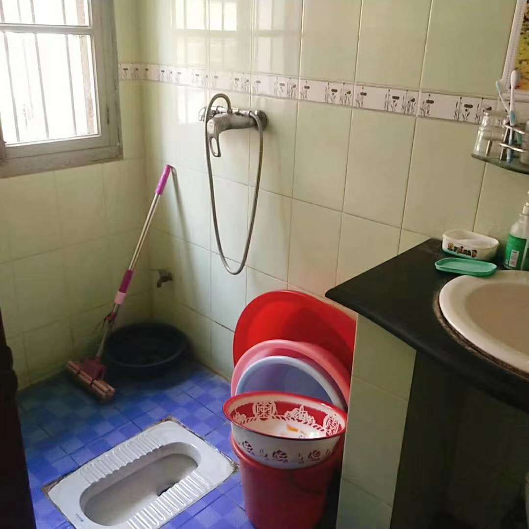 商城旁边步梯中层2房优价24万可过户