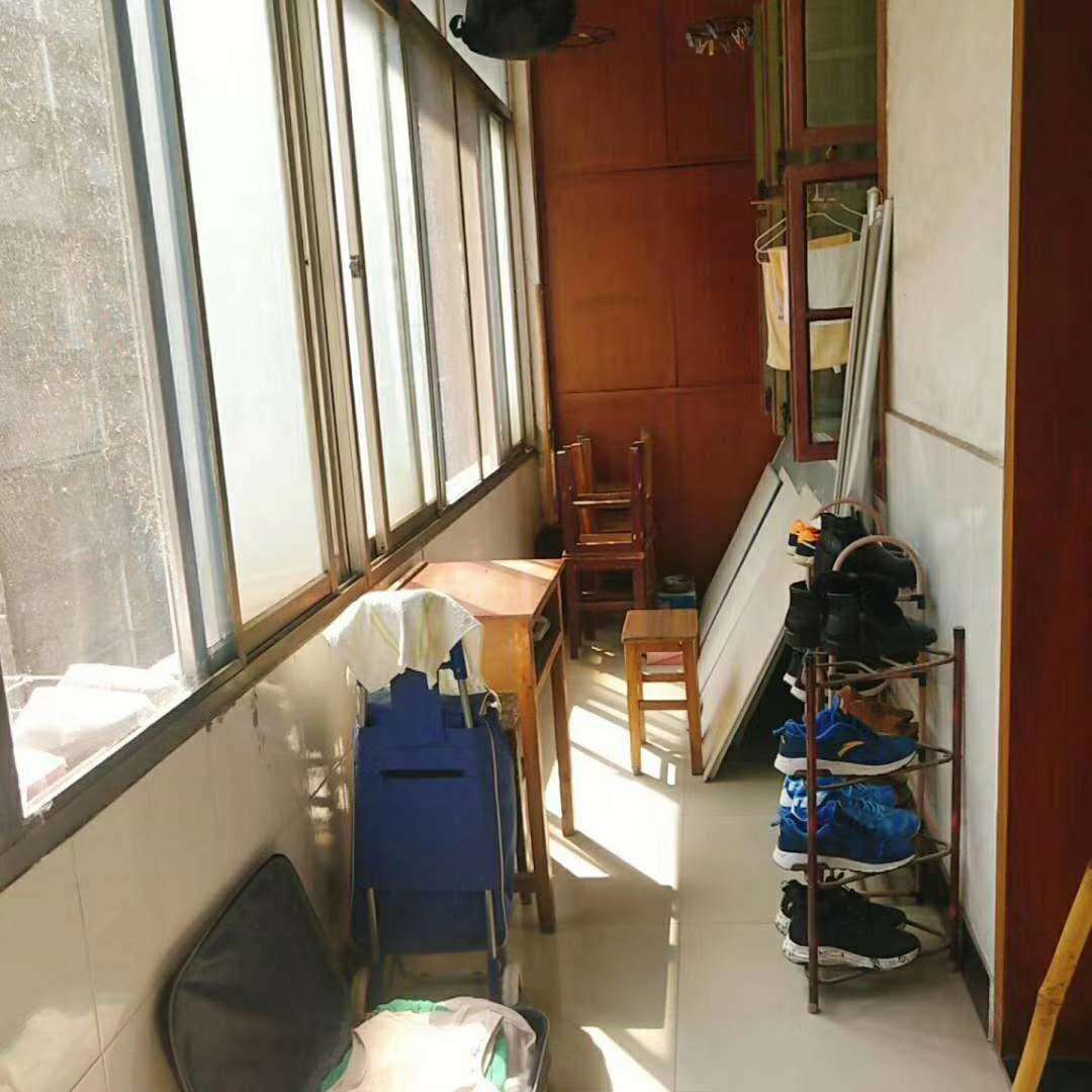 商城旁边步梯中层2房优价24万可过户