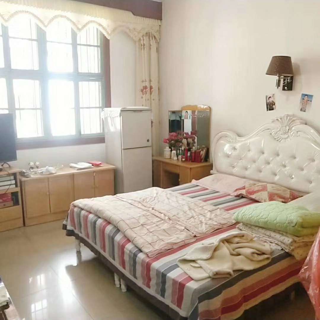 商城旁边 步梯中层 2房 优价24万 可过户