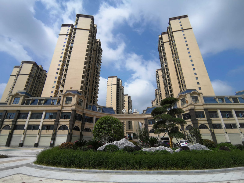 领秀城城南好地段，楼层好，采光到位，诚心出售