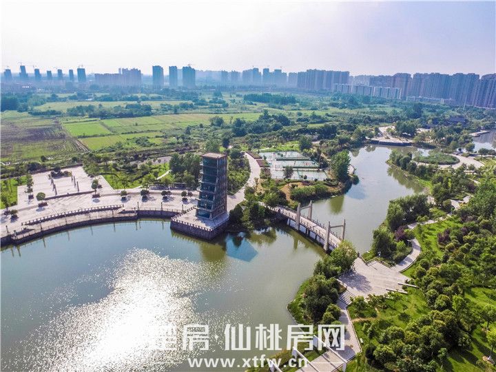 公园为邻 学府为伴 蓝天白云带您悦享诗意时光