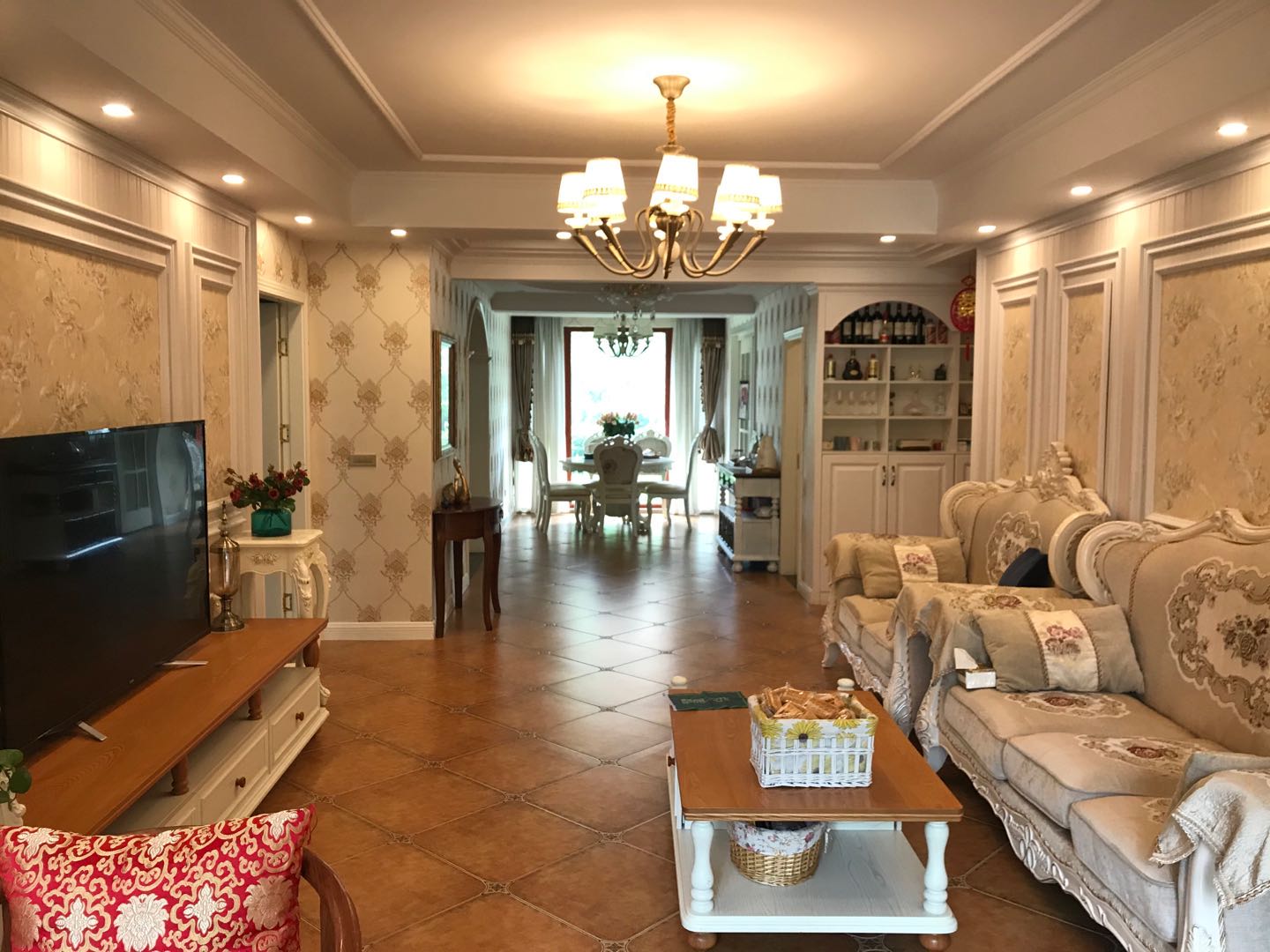 锦绣江山 带花园 全屋地暖 中央空调 南北通透 证件满二 拎包入住 样板间的装修 寻找有品位的你