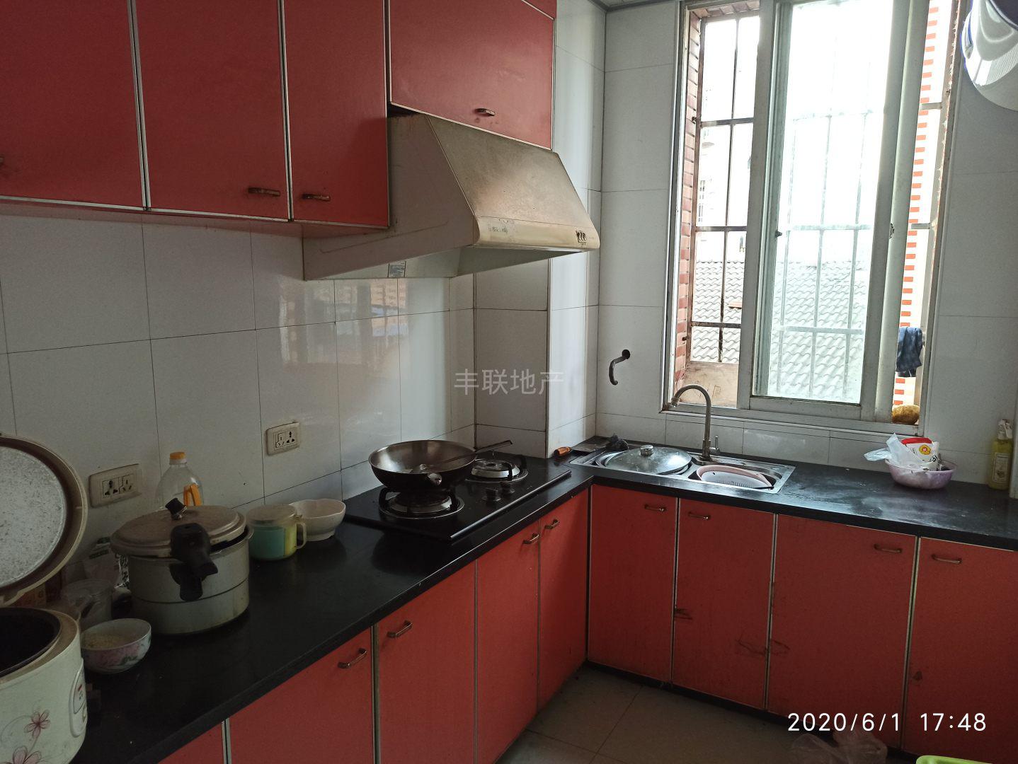 武商附近步梯中层精装三房可按揭