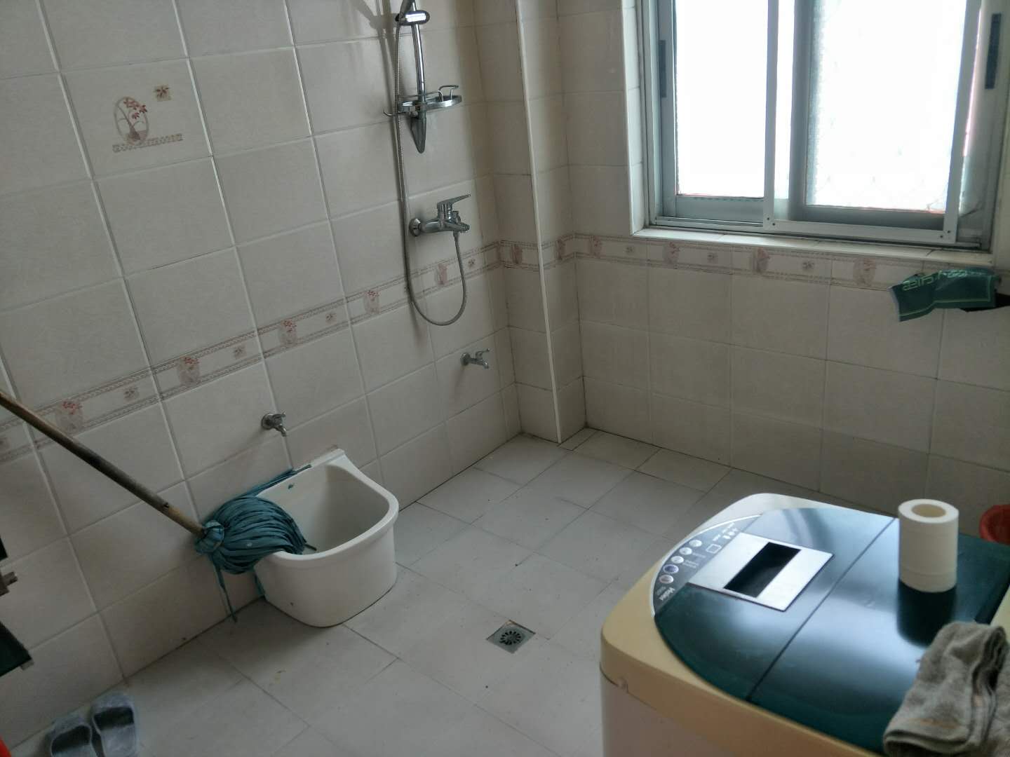 步行街对面公安局宿舍大三房送车库带水电可住人武商附近出行方便停车方便