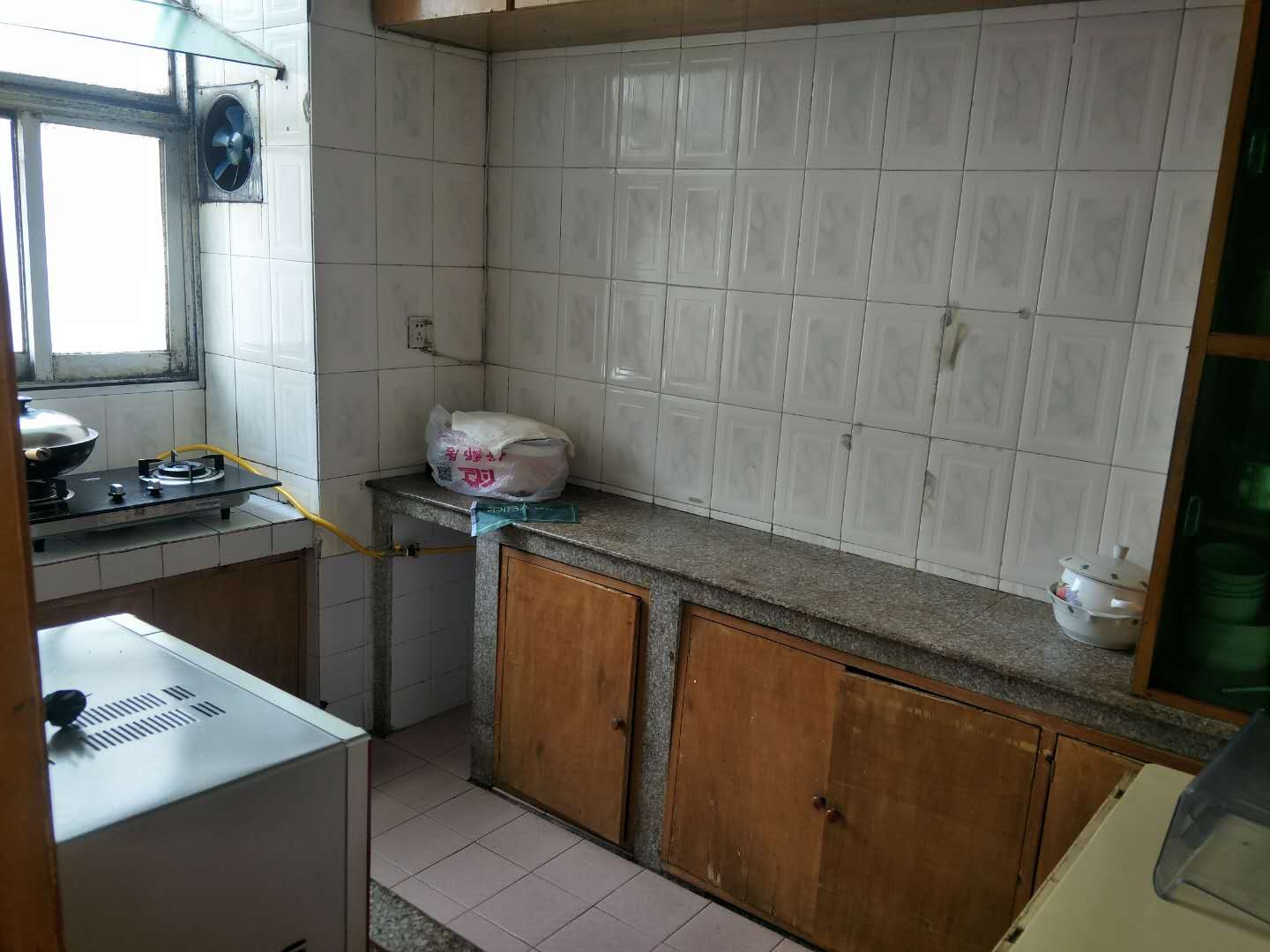 步行街对面公安局宿舍大三房送车库带水电可住人武商附近出行方便停车方便