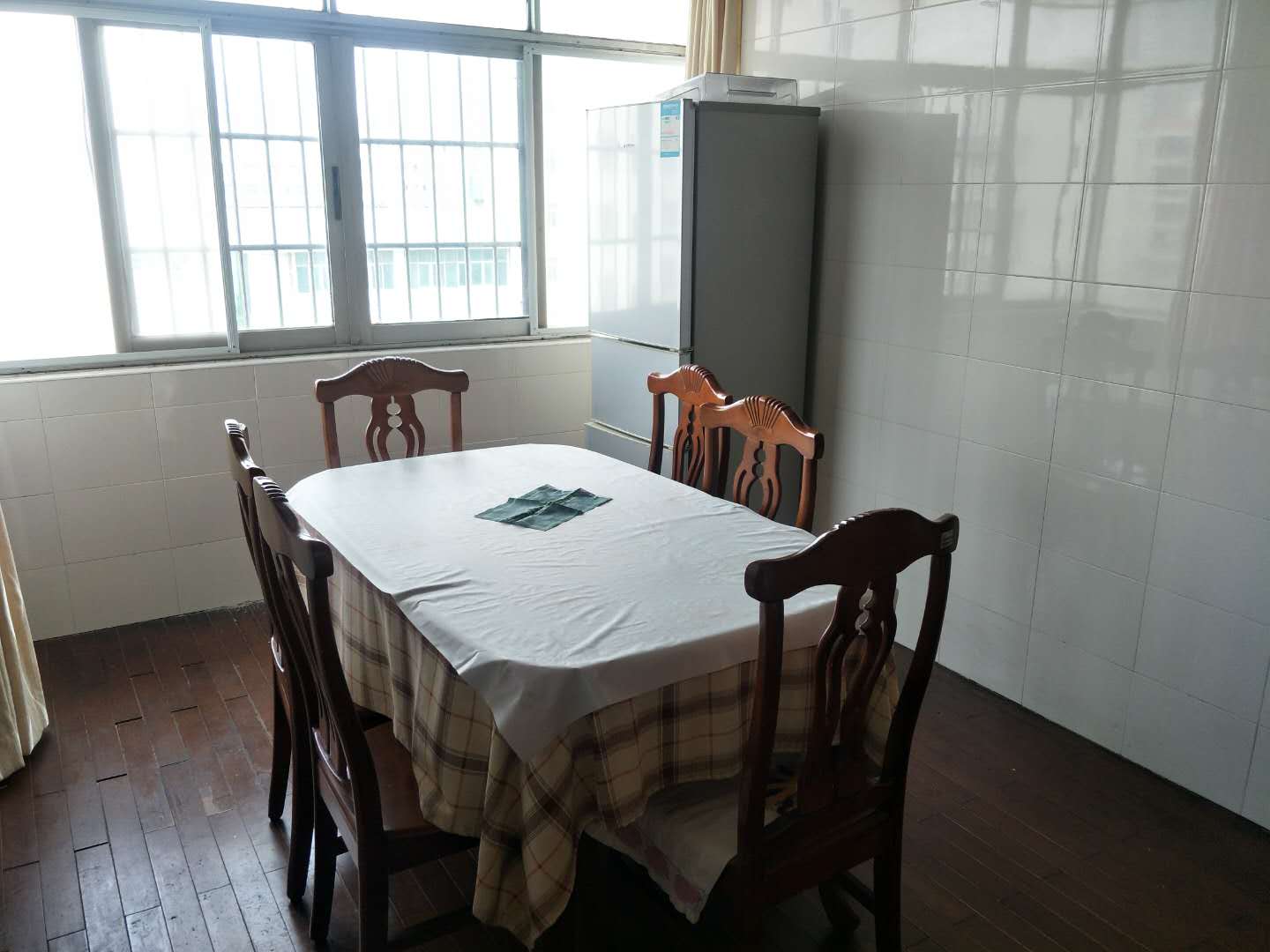 步行街对面公安局宿舍大三房送车库带水电可住人武商附近出行方便停车方便